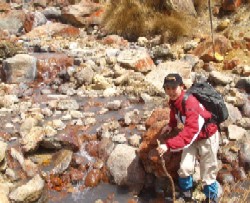 温泉の川を渡渉
